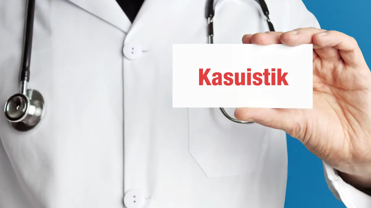 Arzt hält Schild mit Aufschrift "Kasuistik"