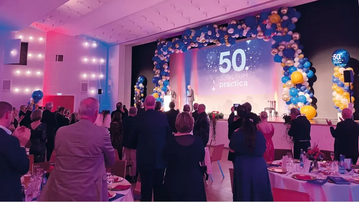 Gala-Abend der Practica 2025 mit Preisverleihung, dekoriert mit Ballons und einer Bühne zum 50. Jubiläum.
