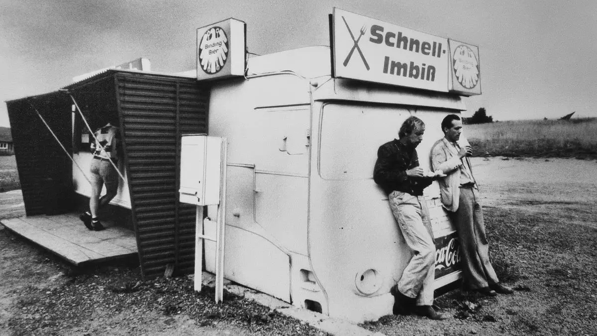 Filmstill aus „Im Lauf der Zeit“, einem Werk des Autorenfilmers Wim Wenders, zeigt eine Szene an einem Schnellimbiss mit Retro-Design.