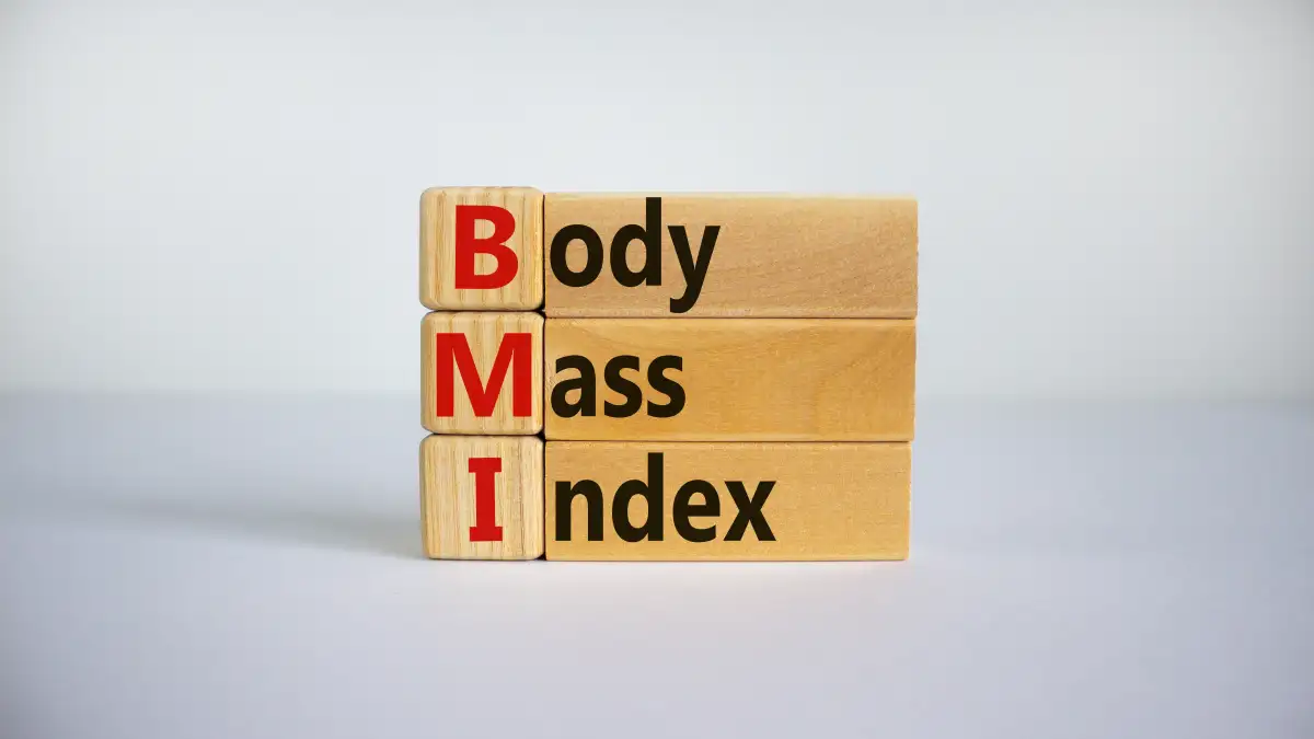 Übereinander gestapelte Holzbausteine mit den Wörtern Body-Mass-Index