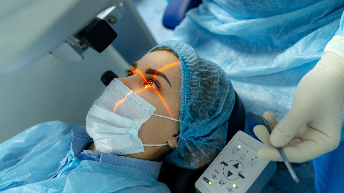 Augenlaser im OP Patientin unter der Maschine