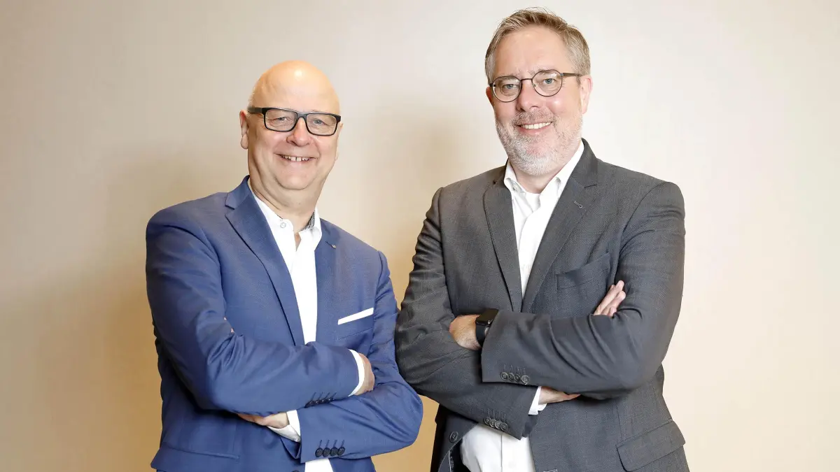 Zwei Experten stehen nebeneinander, symbolisieren Fachkompetenz und Austausch bei der Veranstaltung „Ask an Expert“ zu Polycythaemia Vera