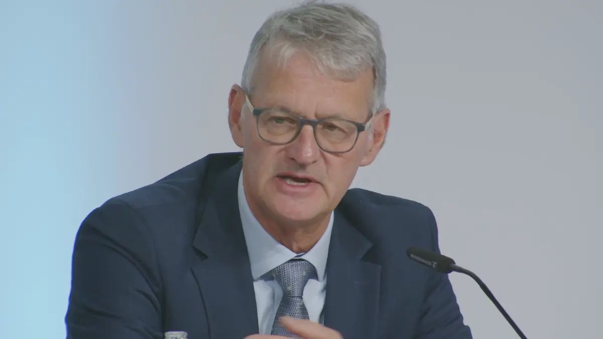 Dr. Gerald Ga spricht auf dem Deutschen Krankenhaustag hinter einem Mikrofon, trägt einen dunklen Anzug und eine Krawatte.