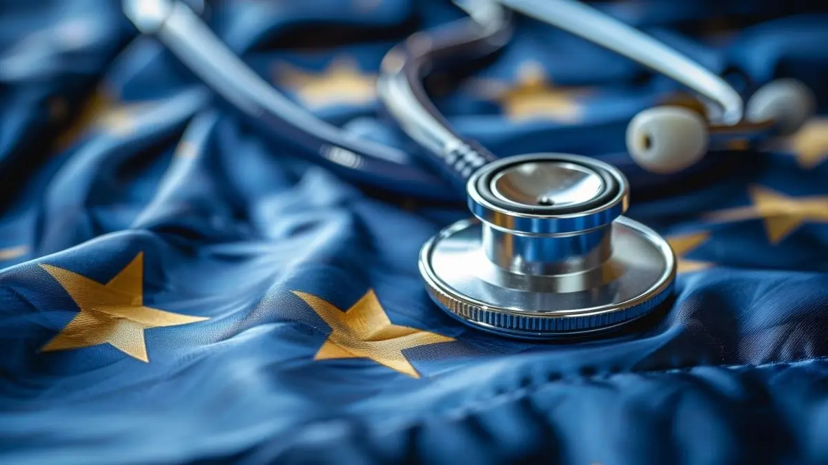 Stethoskop auf einer europäischen Flagge, symbolisch für Gesundheitspolitik in Europa.