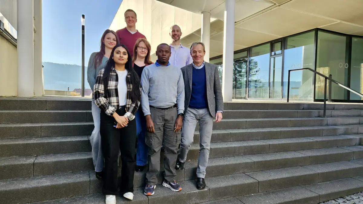 Mitglieder der Forschungsgruppe „KreDiT RNA“ vor dem Institutsgebäude – Team für Genregulation, Krebs- und Alternsforschung
