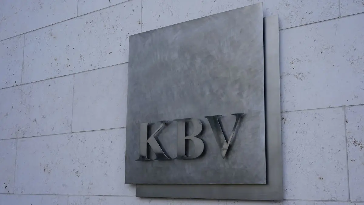 Schild mit der Aufschrift "KBV" an einer Steinwand.