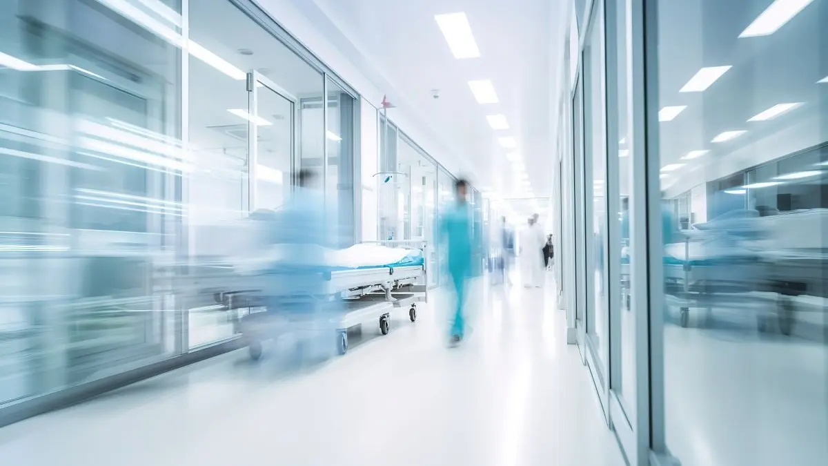 Krankenhausflur mit medizinischem Personal und Patientenbetten, Symbol für Notfallmedizin