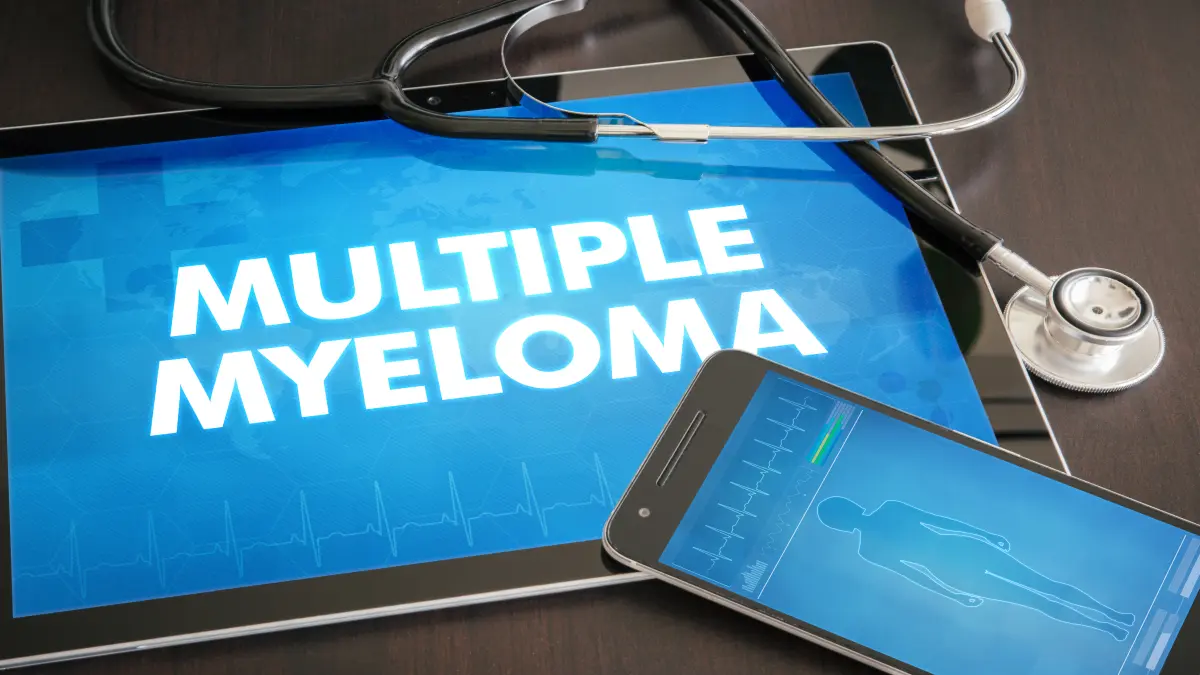 Tablet und Smartphone mit der Aufschrift „Multiple Myeloma“, umgeben von einem Stethoskop, symbolisieren die digitale Unterstützung bei der Behandlung des multiplen Myeloms
