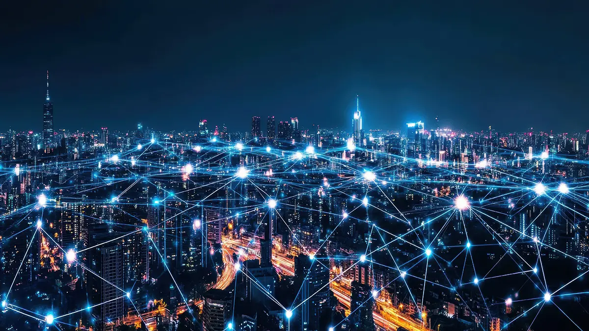 Digitale Vernetzung einer Stadt bei Nacht, symbolisch für rechtliche Infrastruktur und moderne Technologie.