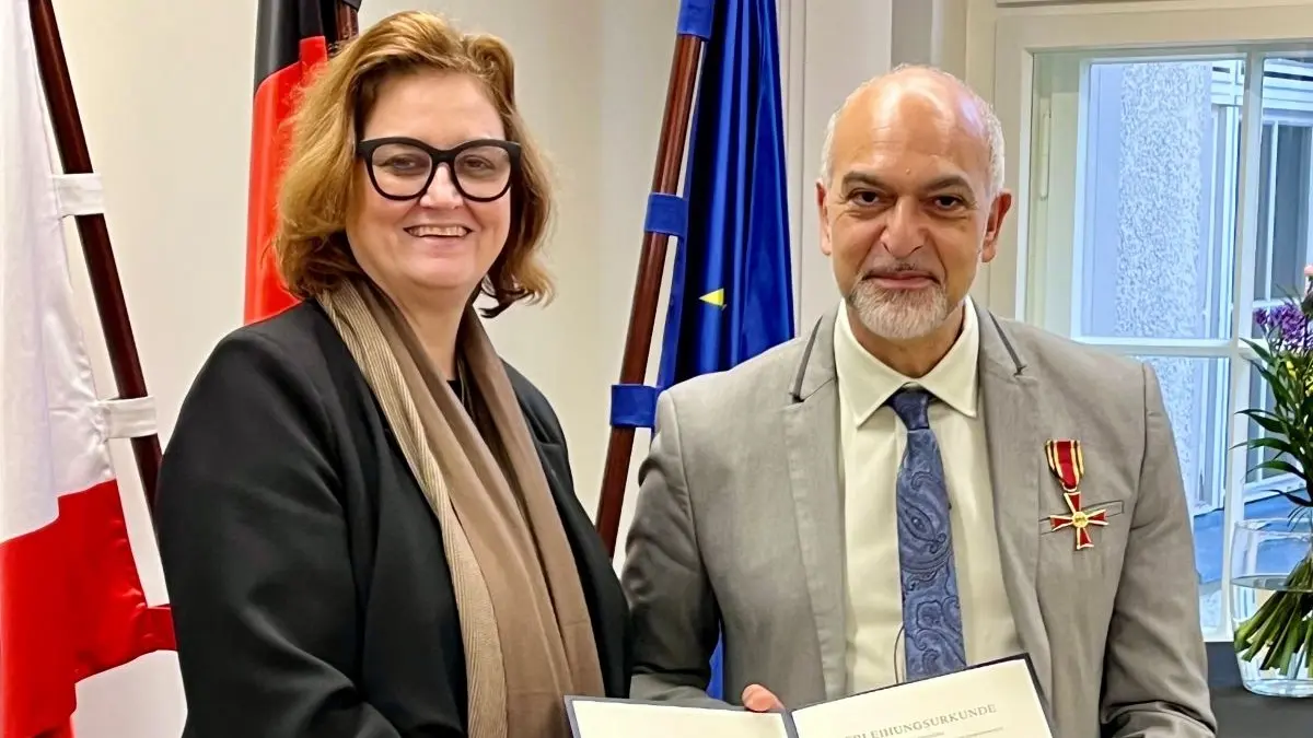 Prof. Jalid Sehouli erhält Bundesverdienstkreuz für gynäkologische Onkologie und Ovarialkarzinom.