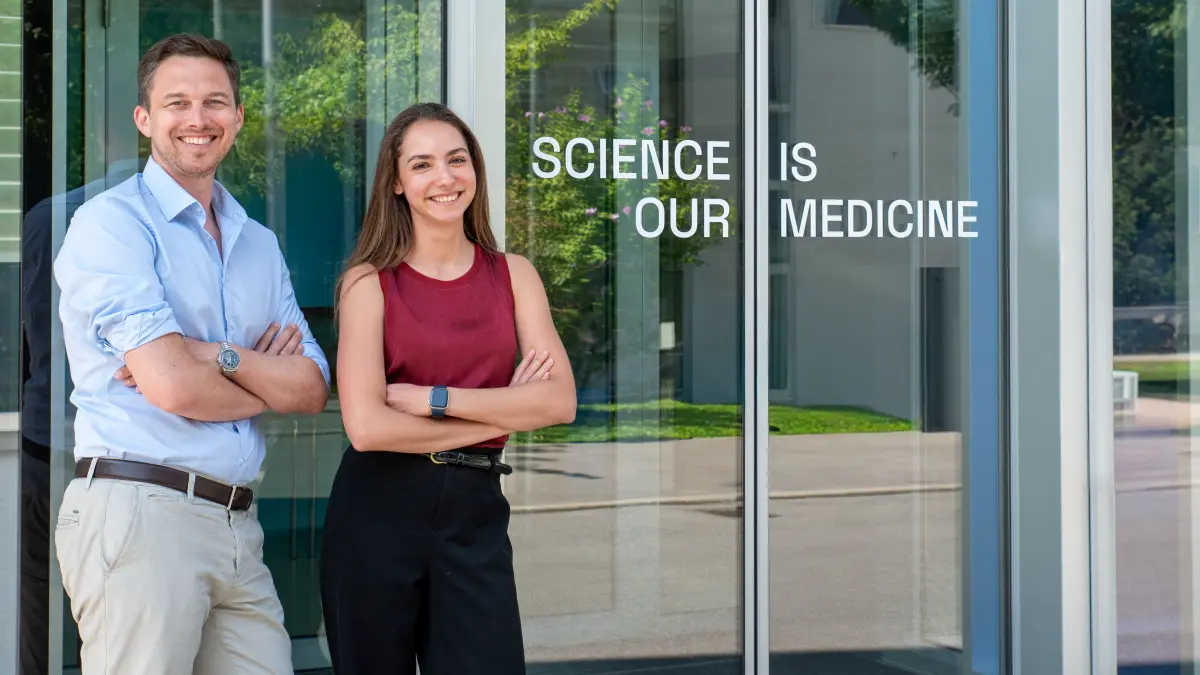 Forschende vor dem CeMM Forschungszentrum für Molekulare Medizin, das neue Ansätze zur Targeted Protein Degradation für die Krebstherapie entwickelt.