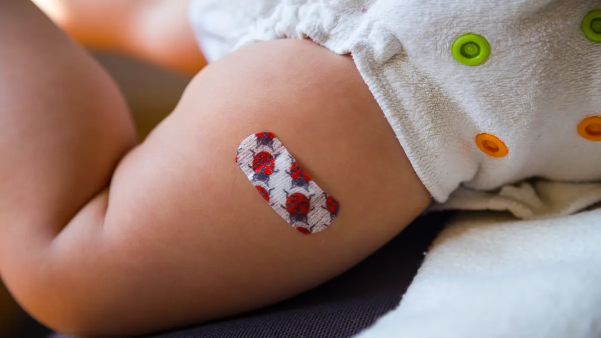 Baby erhält RSV-Impfung