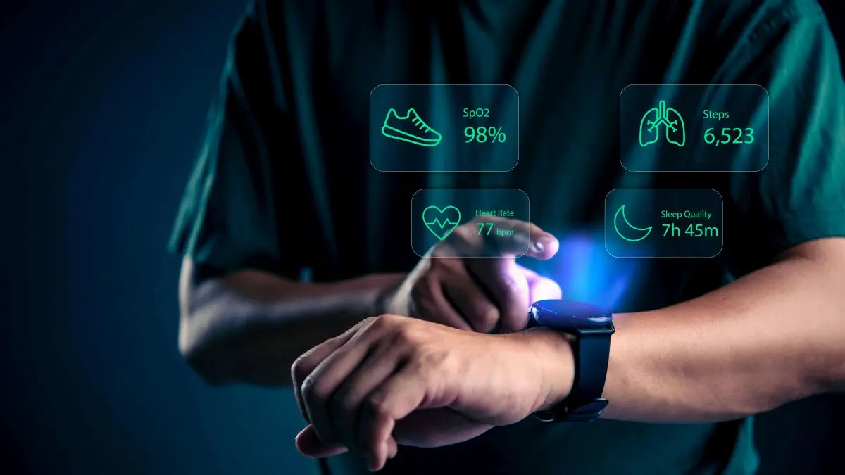 Mann blickt auf Armband mit holografischen Gesundheitsdaten: Herzfrequenz 77 bpm, SpO2 98%, Schritte 6.523 und Schlafqualität 7h 45m