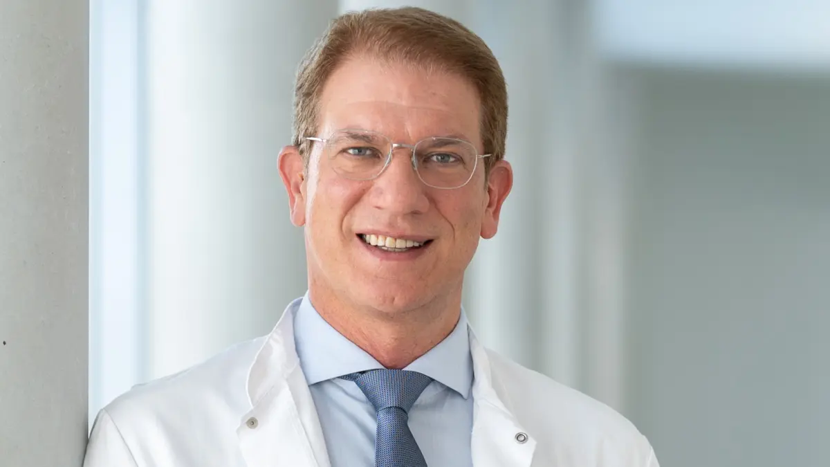 Prof. Florian Bassermann im weißen Kittel – Experte für CAR-T-Zelltherapie bei Multiplem Myelom an der TU München