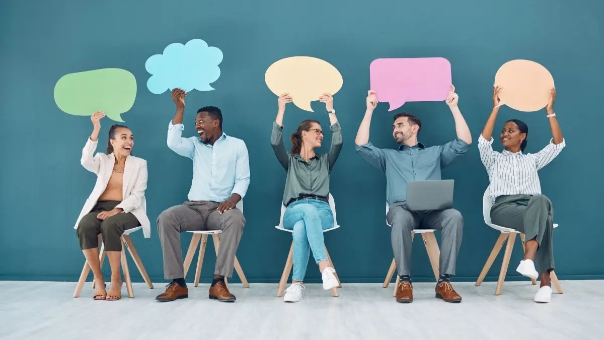 Fuenf Personen mit bunten Sprechblasen als Symbol fuer Abstimmung und Voting bei den DERM Awards 2026