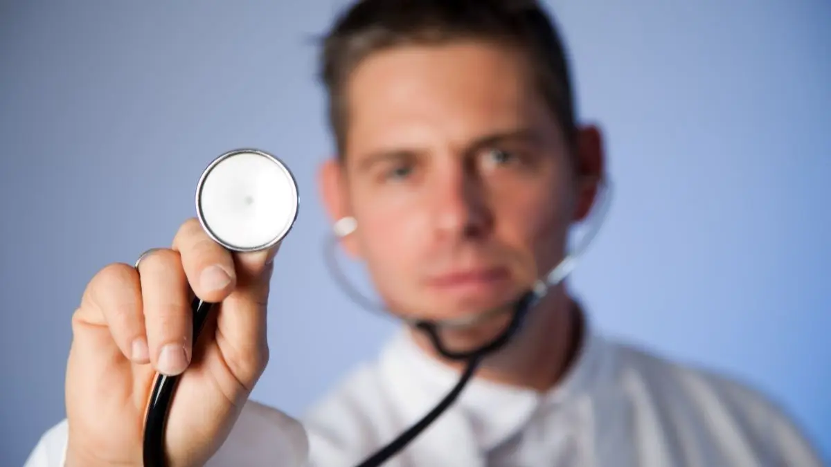 Arzt mit Stethoskop als Symbol fuer Fachaerzte in Kliniken und die Plaene der DKG zur Konzentration
