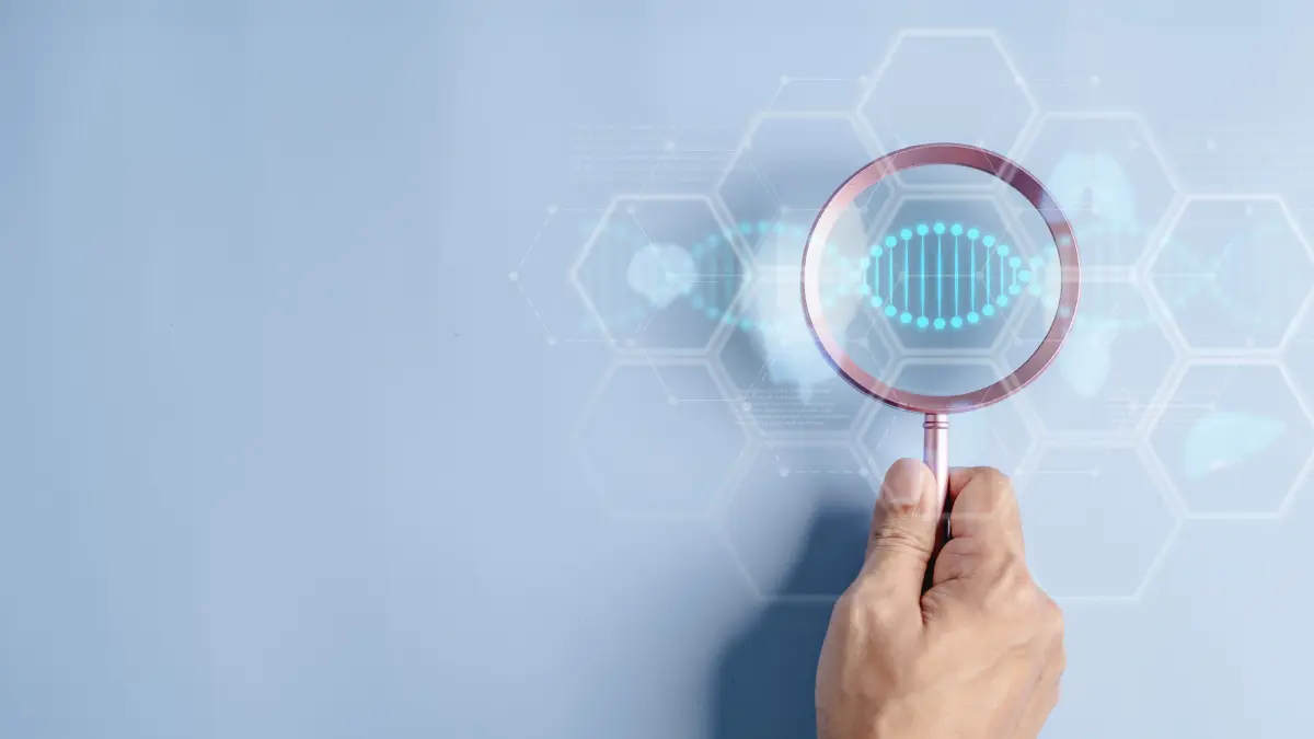 Hand hält Lupe über stilisierten DNA-Strang, Symbol für DNA Analyse und genetische Forschung