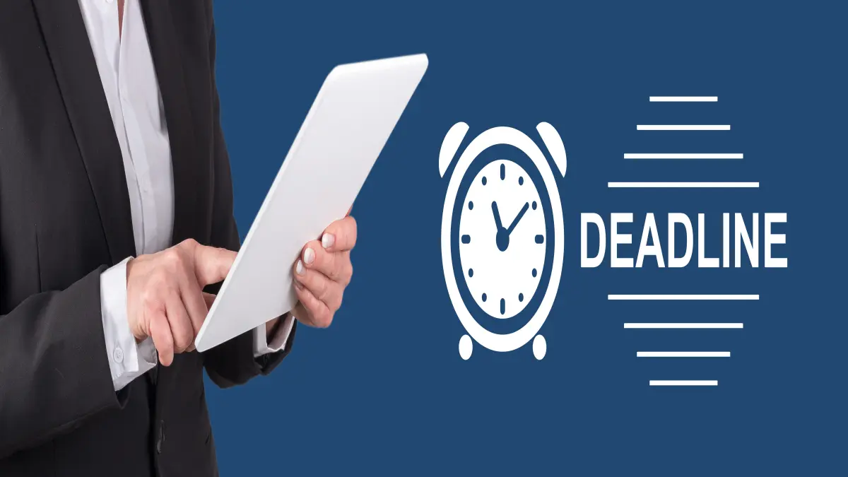 Person mit Tablet neben Uhr-Symbol und Schriftzug Deadline auf blauem Hintergrund