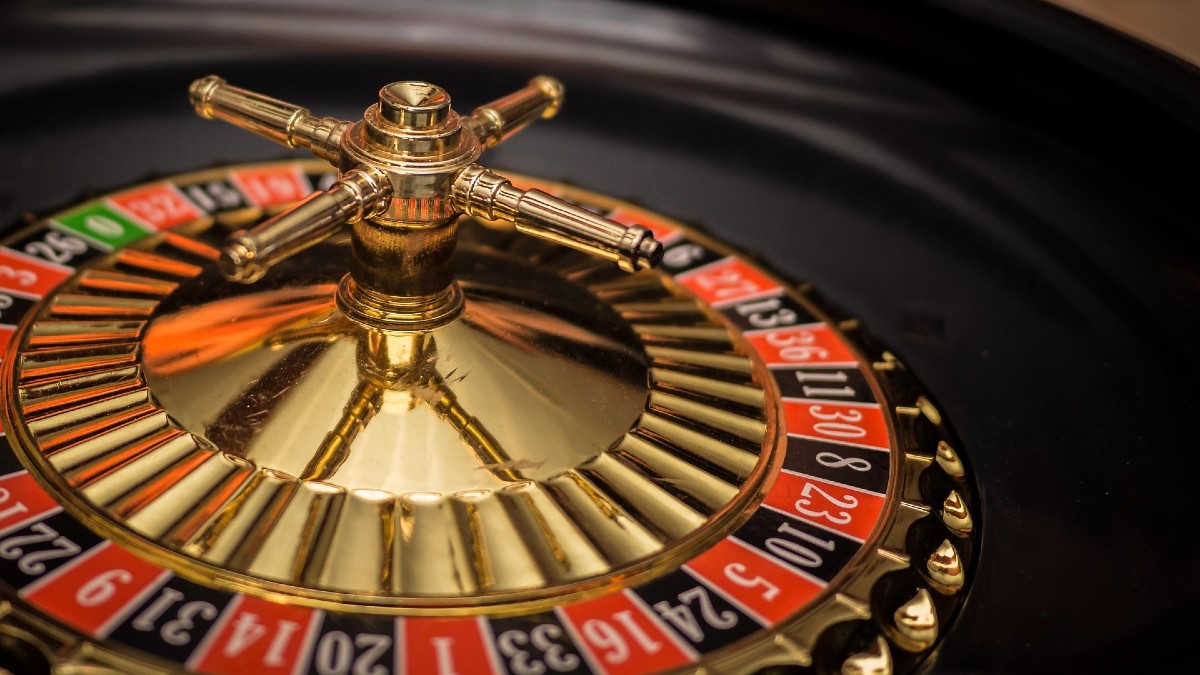 Nahaufnahme eines Roulette-Rades als Symbol für Glücksspielsucht und Impulskontrollstörung