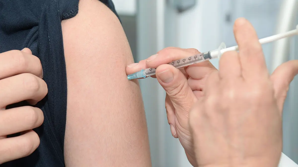 Eine Person erhält eine HPV-Impfung in den Oberarm – wirksamer Schutz vor Gebärmutterhalskrebs