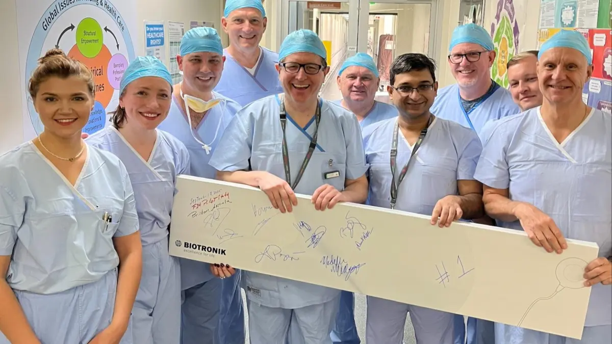 Implantationsteam des Princess Alexandra Hospital in Brisbane mit Biotronik-Equipment nach erfolgreicher LivIQ-Implantation