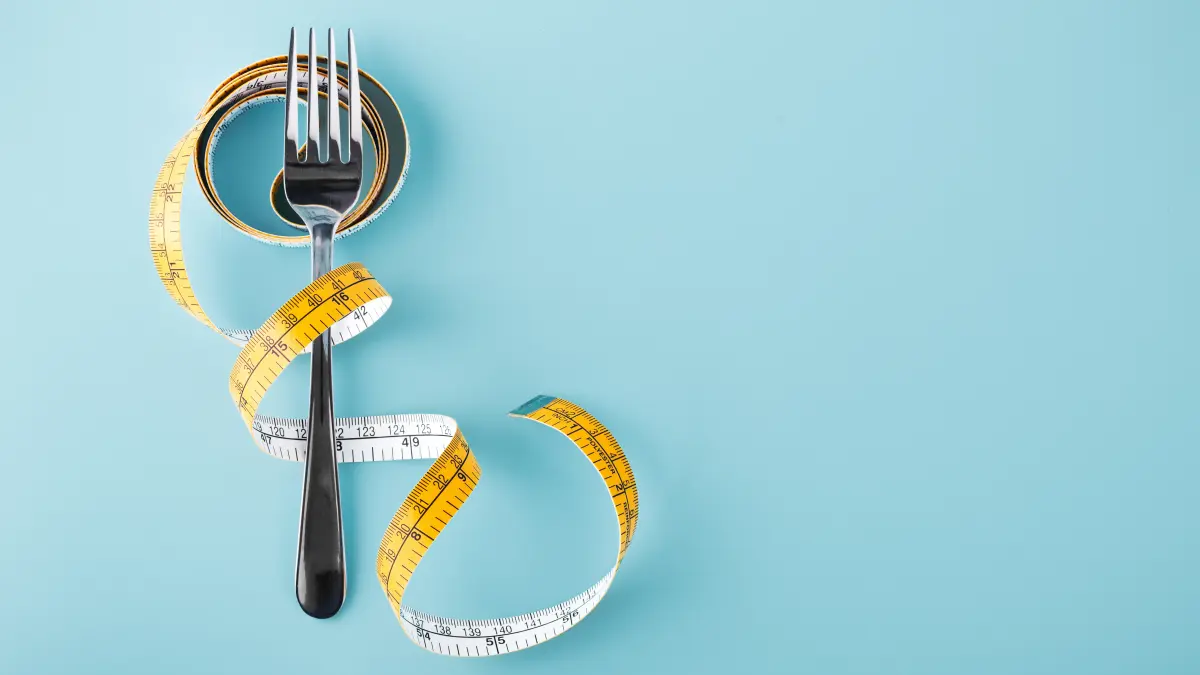 Gabel mit Maßband umwickelt als Symbol für Krebsdiäten und Ernährungstherapie in der Onkologie