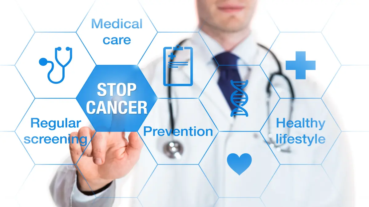 Symbolbild: Arzt zeigt auf „Stop Cancer“ – Prävention, Früherkennung und gesunder Lebensstil senken das Krebsrisiko