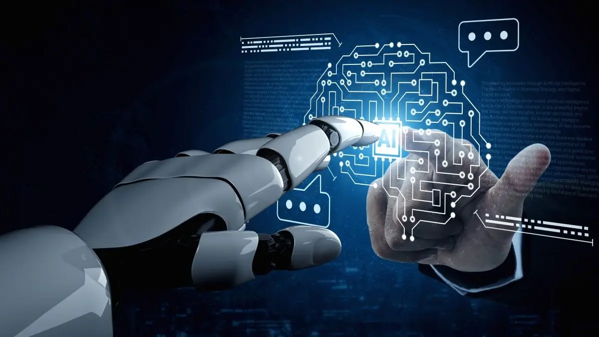 Roboterhand und menschliche Hand bedienen gemeinsam ein digitales AI-Interface – Symbol für Künstliche Intelligenz und Mensch-Maschine-Interaktion