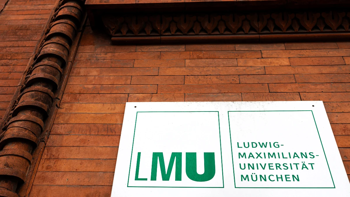 Schild der Ludwig-Maximilians-Universität München (LMU) an einem historischen Backsteingebäude