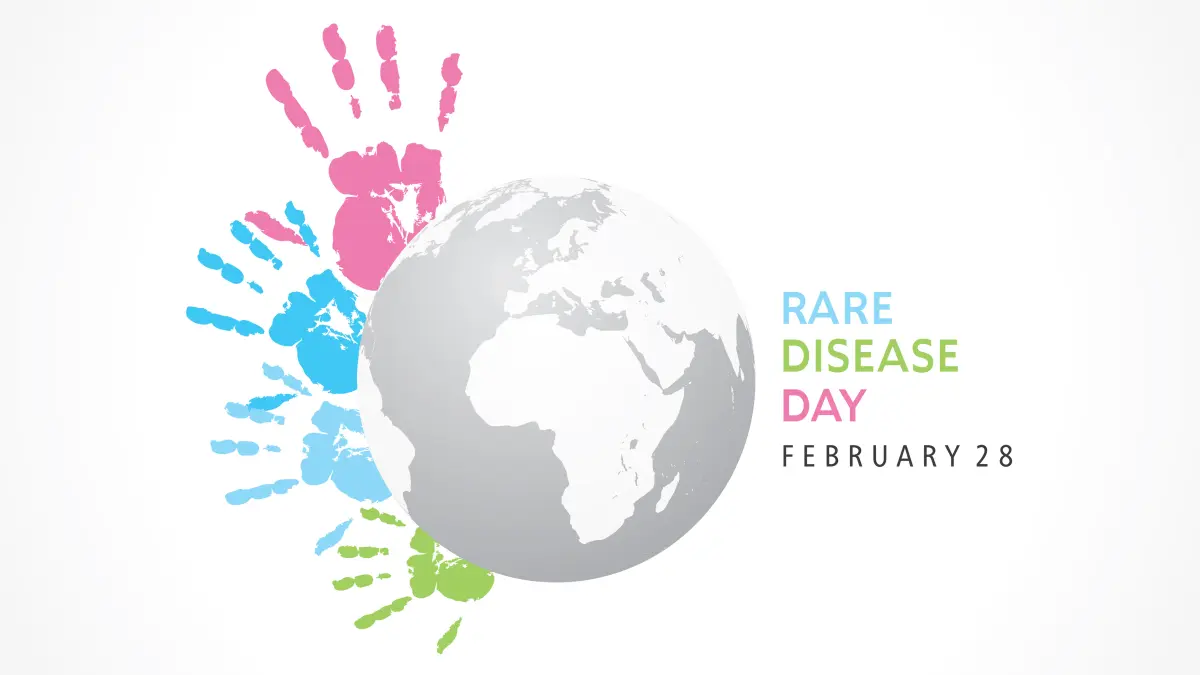 Illustration zum Rare Disease Day am 28. Februar: Bunte Handabdrücke umrahmen eine Weltkugel als Symbol für weltweite Solidarität mit Menschen mit seltenen Erkrankungen