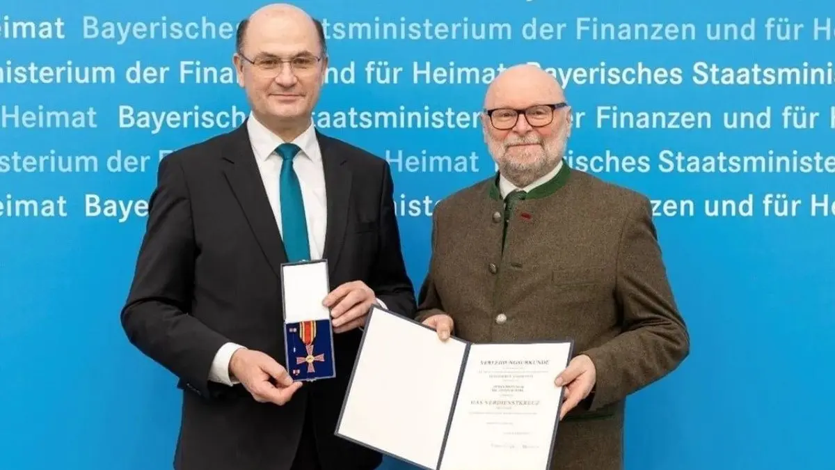 Prof. Anton J. Scharl erhält Bundesverdienstkreuz am Bande.
