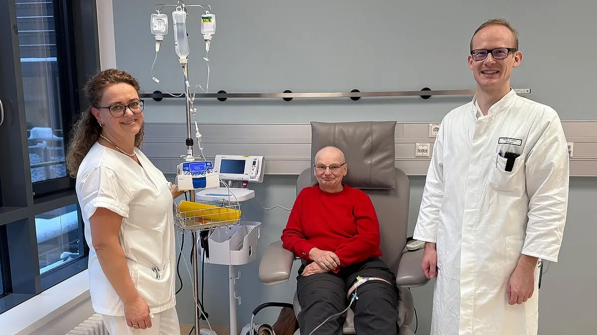 Pflegekräfte und Arzt betreuen eine Patientin während einer Infusionstherapie im neuen Tumortherapiezentrum ITC am Uniklinikum Erlangen