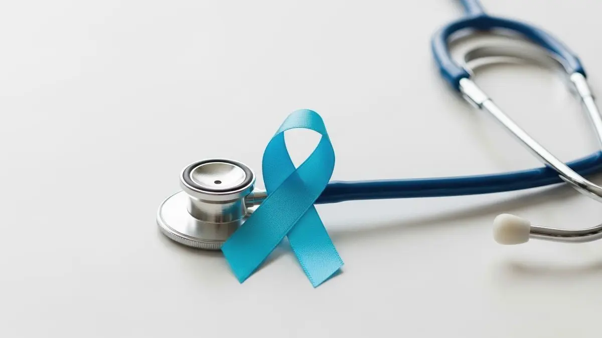 Blaue Schleife fuer Prostatakrebs-Awareness mit Stethoskop als Symbol fuer Uro-Onkologie und personalisierte Therapie beim Prostatakarzinom
