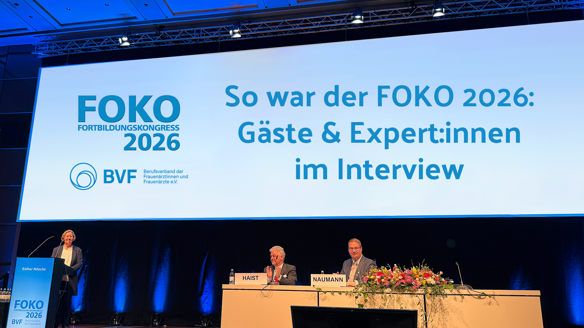 Podium beim FOKO Fortbildungskongress 2026 des BVF: Esther Nitsche am Rednerpult, daneben Haist und Naumann am Tisch, im Hintergrund eine große Leinwand mit der Aufschrift „So war der FOKO 2026: Gäste & Expert:innen im Interview"