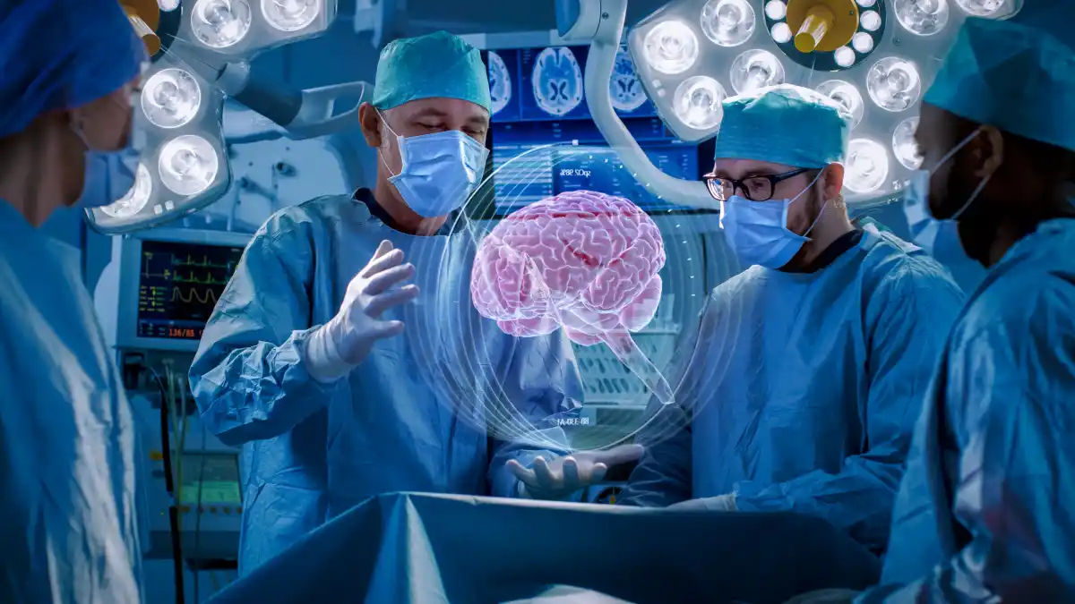 Man sieht, wie chirurgisches Personal eine Gehirnoperation mit der Hilfe von augmented reality und einem animierten 3D-Gehirn plant.