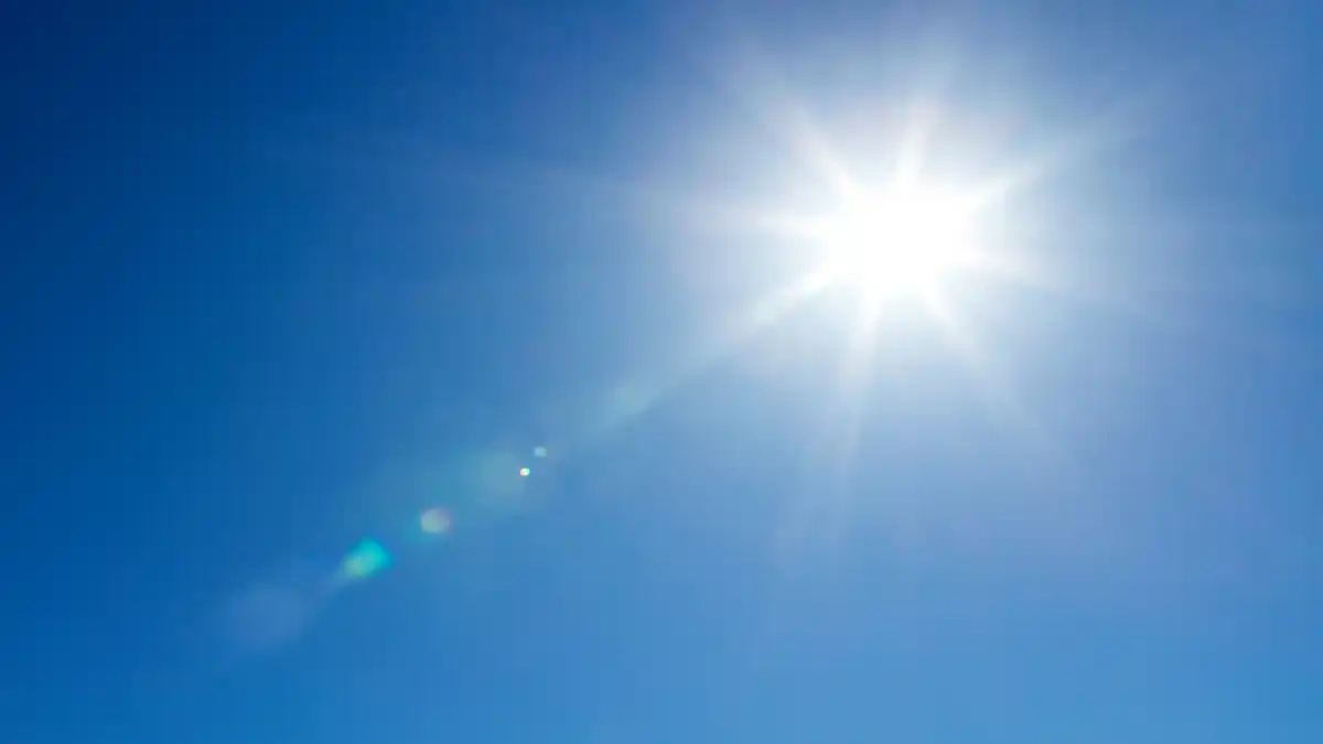 Sonne an einem klaren Himmel.