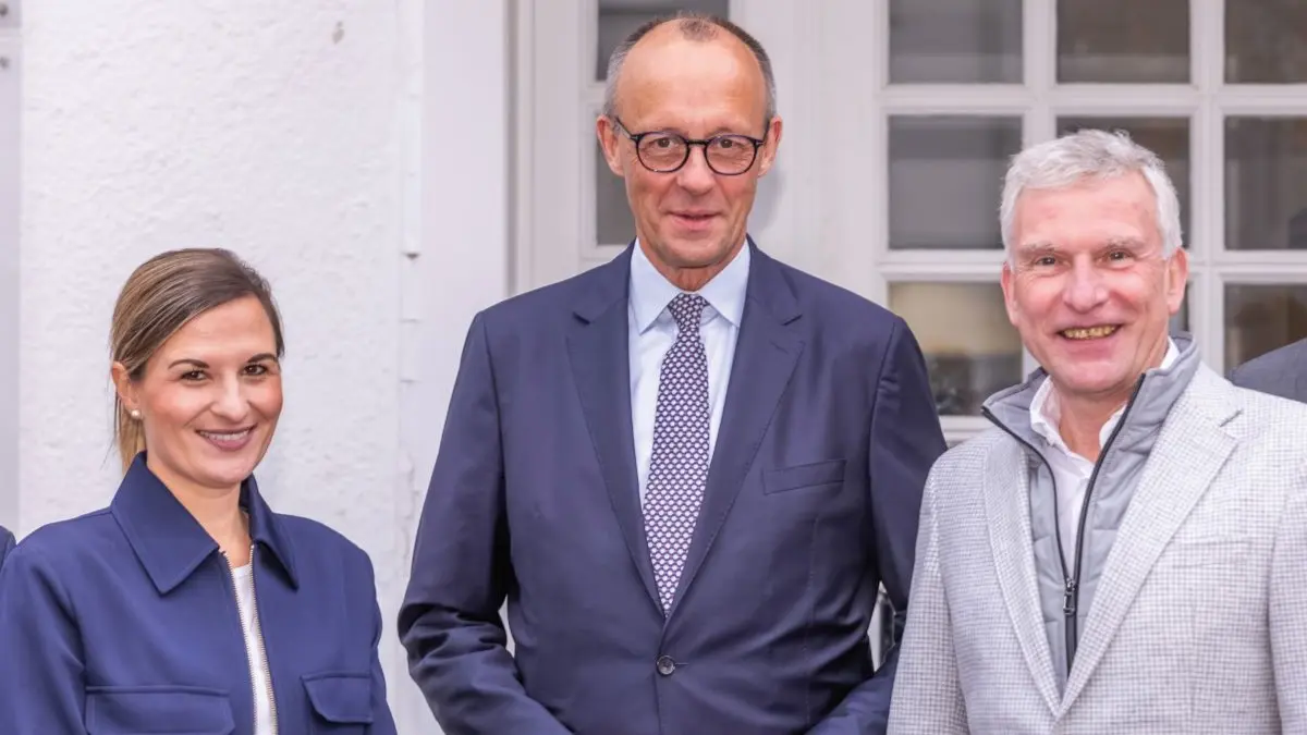 In Brilon im Hochsauerlandkreis begrüßten Bundeskanzler Friedrich Merz und KVWL-Vorsitzender Dr. Dirk Spelmeyer (r.) die Internistin Caroline Homann in ihrer Praxis. © KVWL