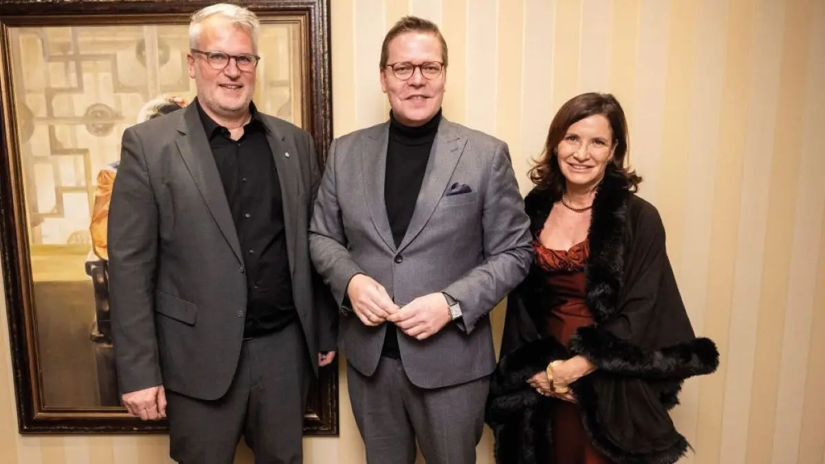 Gastredner Tino Sorge (CDU, Mitte) mit Dr. Markus
Beier und Prof.
Nicola Buhlinger-
Göpfarth auf dem Neujahrsempfang des Hausärzteverbands in Berlin © HÄV/Marco Urban