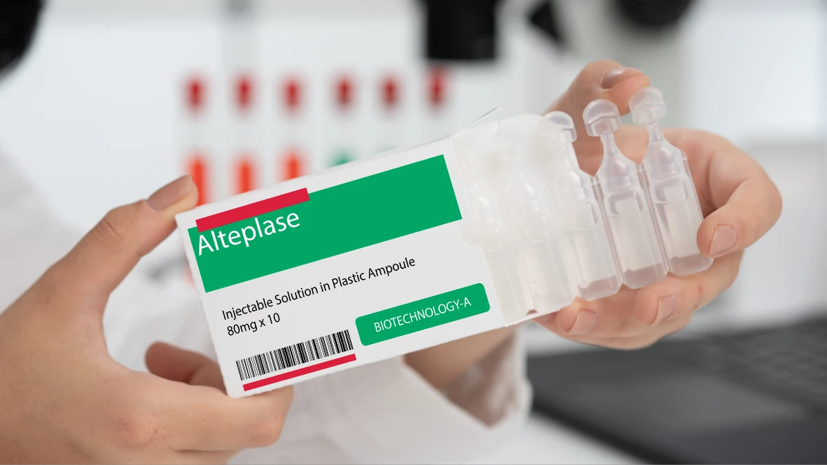 Alteplase-Packung mit Injektionslösung in Kunststoffampullen – Thrombolytikum bei ischämischem Schlaganfall