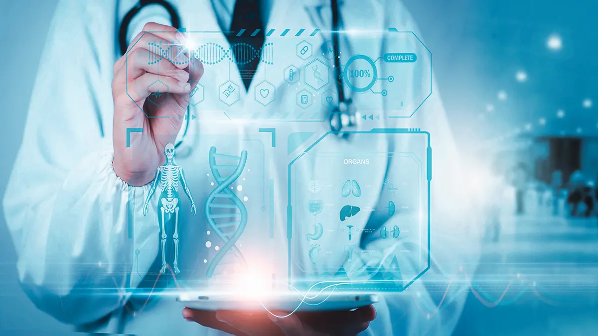 Arzt hält Tablet mit digitalen medizinischen Hologrammen – Skelett, DNA und Organe – als Symbol für KI in der digitalen Medizin