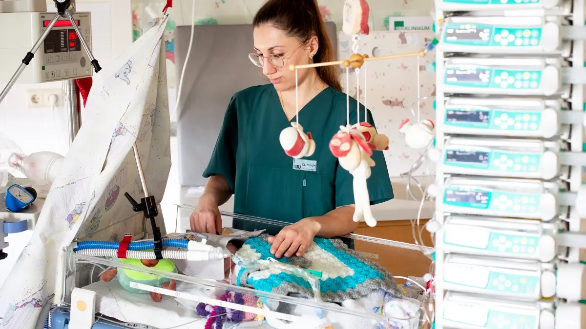 Ein Frühgeborenes wird auf der Neonatologie am LMU Klinikum Großhadern überwacht