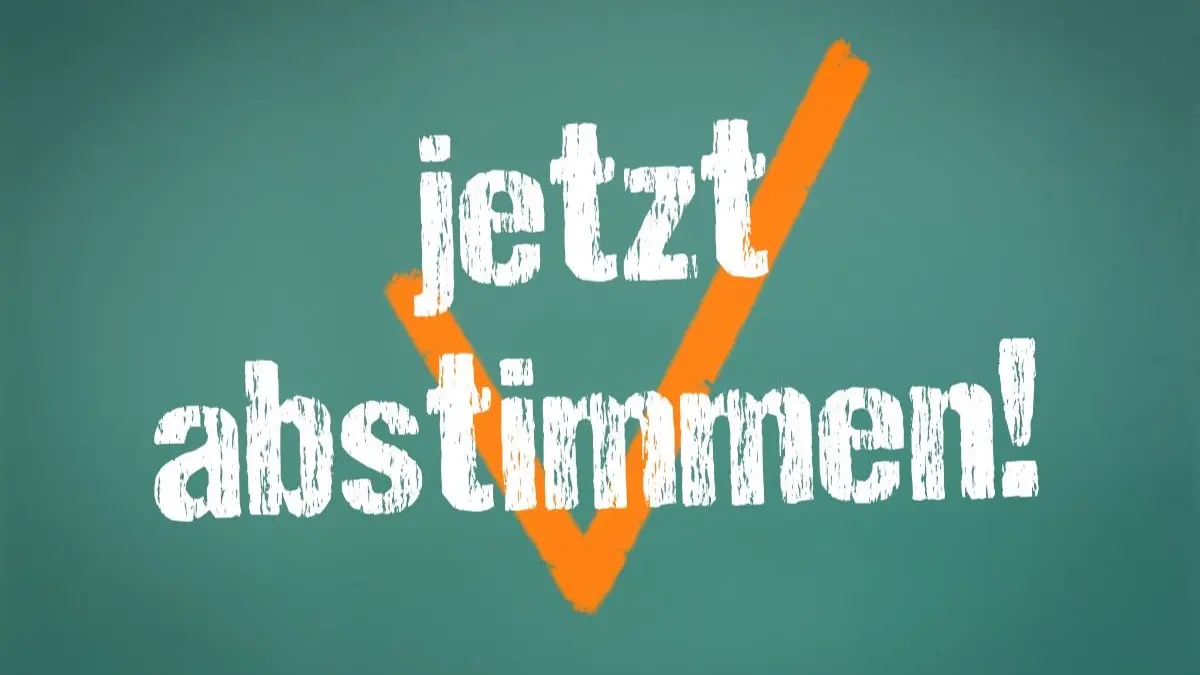 Gruene Tafel mit Schriftzug jetzt abstimmen und orangem Haekchen – Aufruf zum Voten bei der DERM 2026