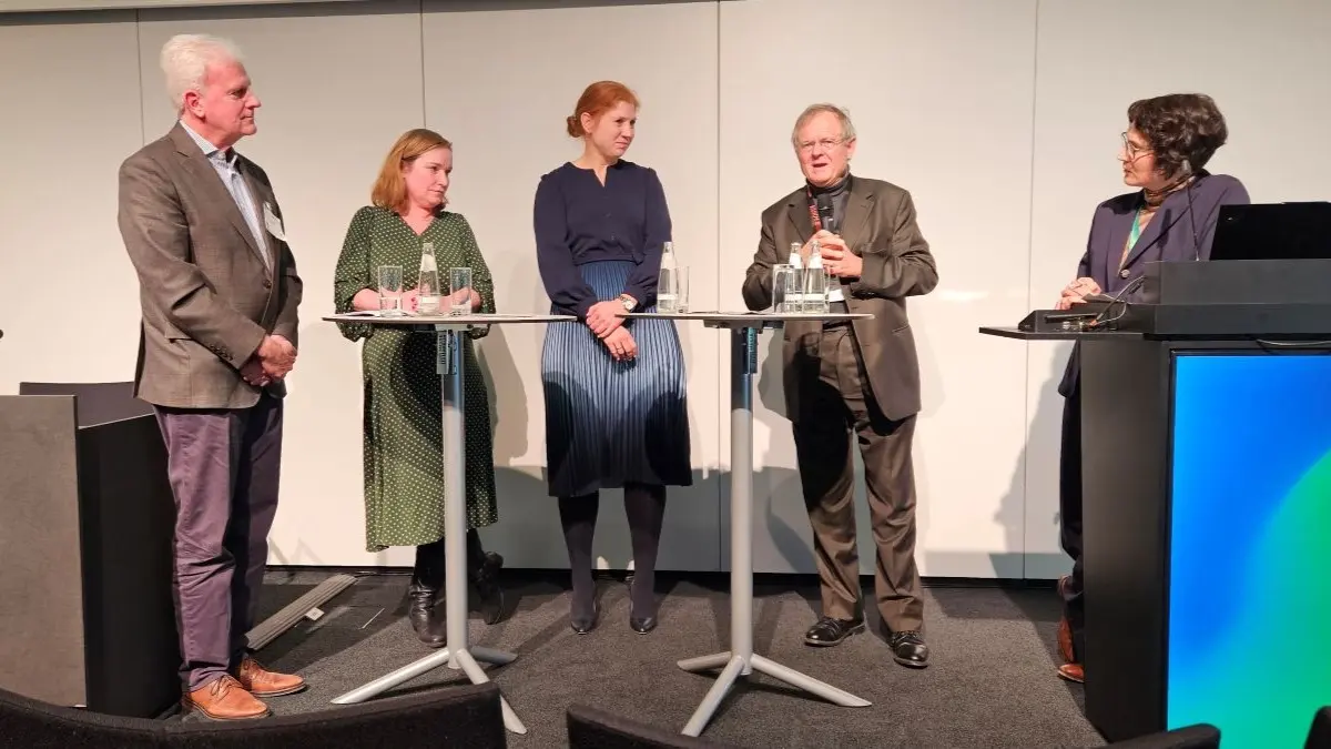 Prof. Armin Grau (2.v.r.), MdB von Bündnis 90/Die Grünen, kritisierte auf dem Deutschen Krebskongress in Berlin zu viele Ausnahmen der Bundesländer im KHAG. (Foto: Anne Göttenauer)