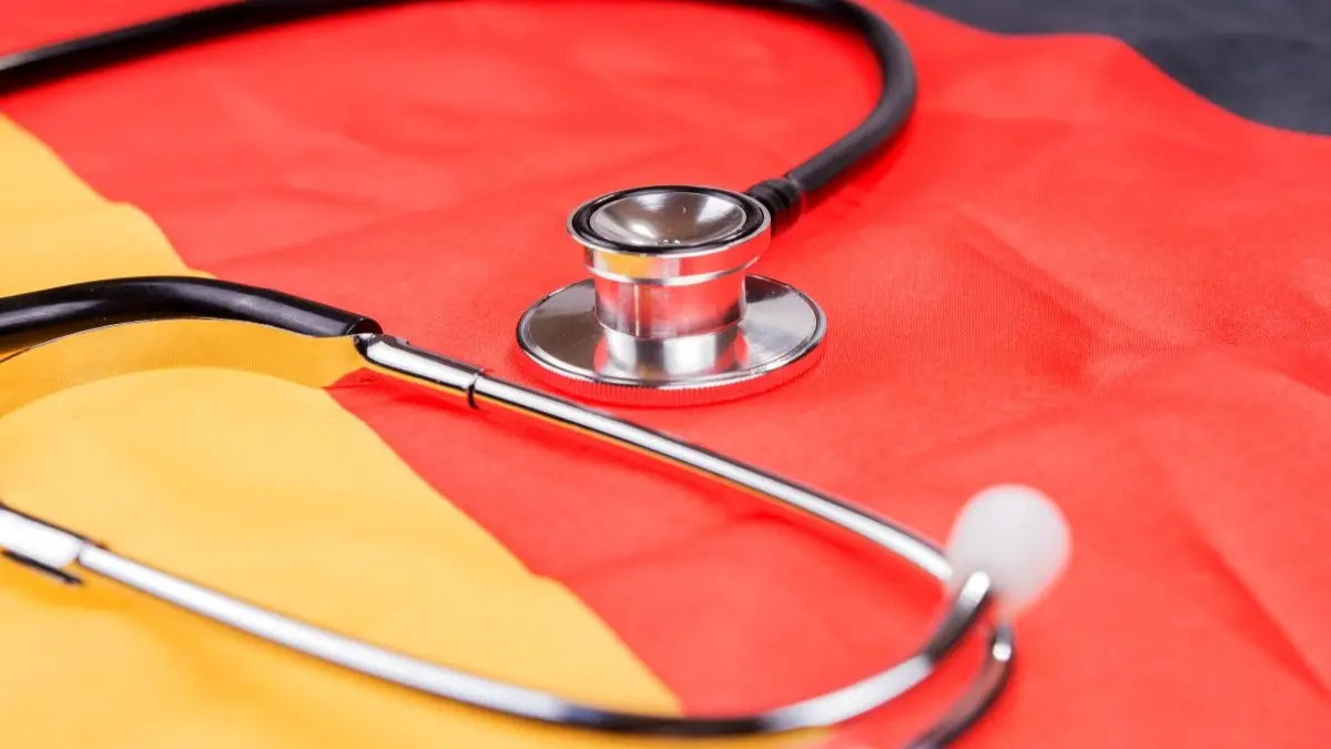 Stethoskop auf deutscher Flagge – DKG kritisiert Verabschiedung des KHAG im Bundestag