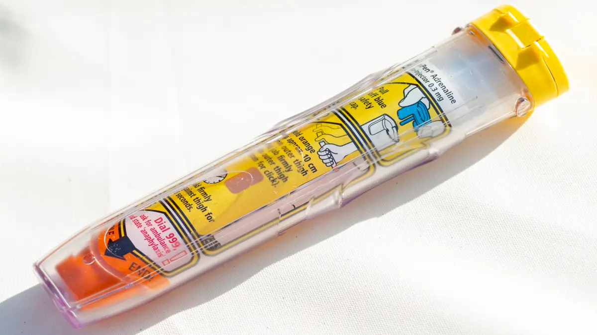 : EpiPen Adrenalin-Autoinjektor 0,3 mg in transparenter Schutzhülle mit gelber Kappe