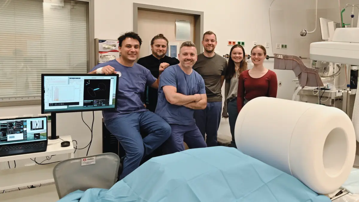 Team der ersten MPI-Untersuchung am Menschen mit MPI-Scanner im Interventionsraum