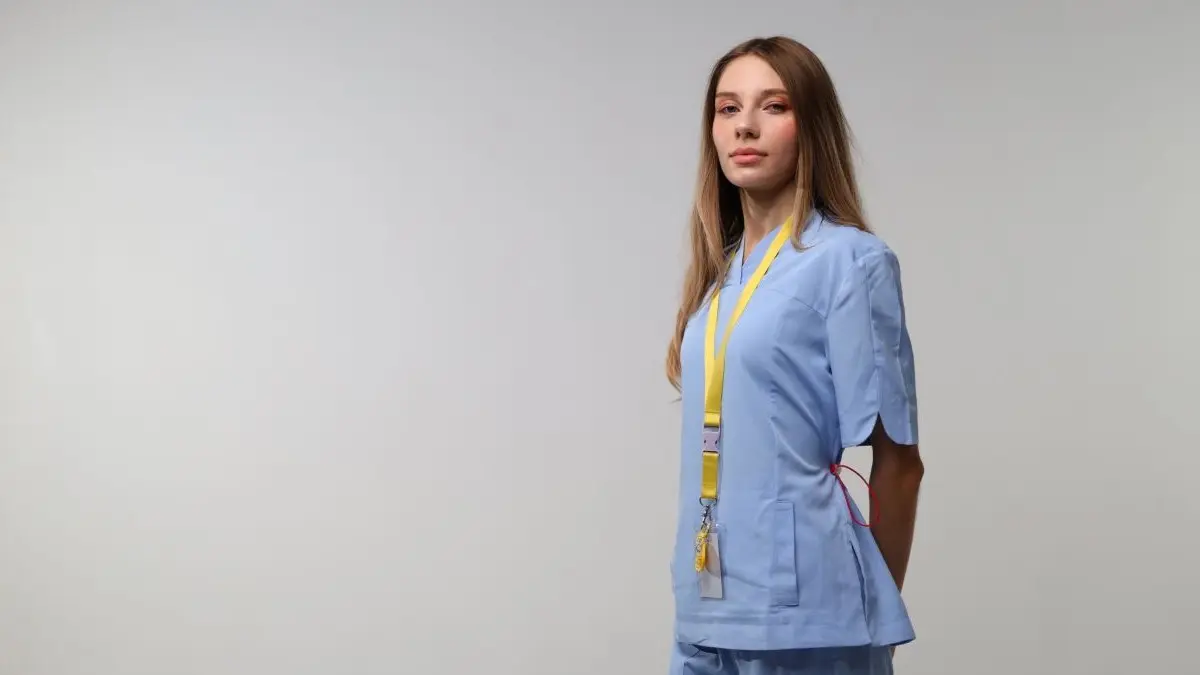 Aertzin mit Heilberufsausweis am Lanyard als Symbol fuer den Pflichtausweis-Tausch bei Urologen