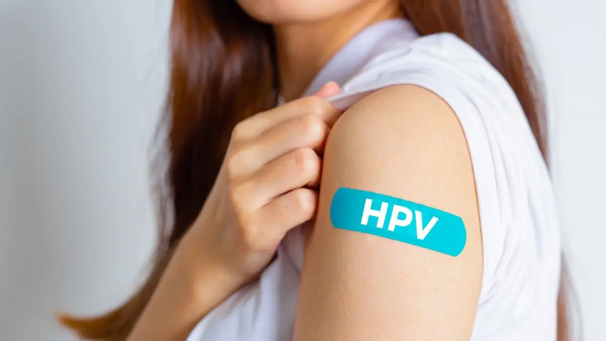 Person zeigt Oberarm mit HPV-Pflaster nach Impfung – besser kommunizieren rund um die HPV-Schutzimpfung