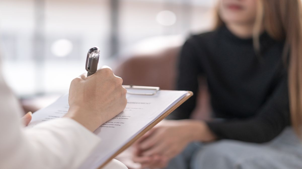 Junge Patientin besucht Psychotherapeutin.