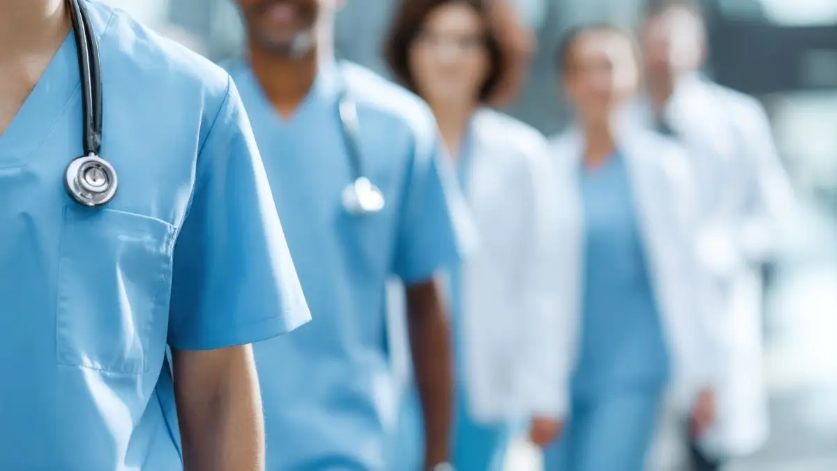 Mehrere Aerzte in blauen Scrubs mit Stethoskop – KBV-Arztzahlstatistik 2025 zeigt leichten Anstieg in der Urologie